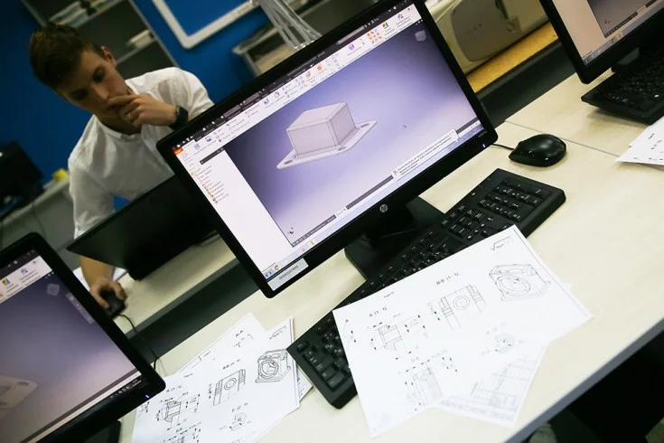 айтишник на рабочем месте в офисе