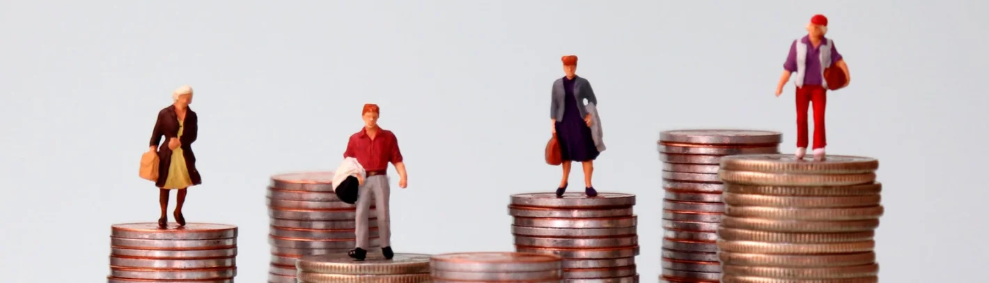 фигурки сотрудников по специальностям на стопках из монет