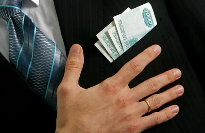 денежные купюры номиналом 1000 рублей в кармане сотрудника