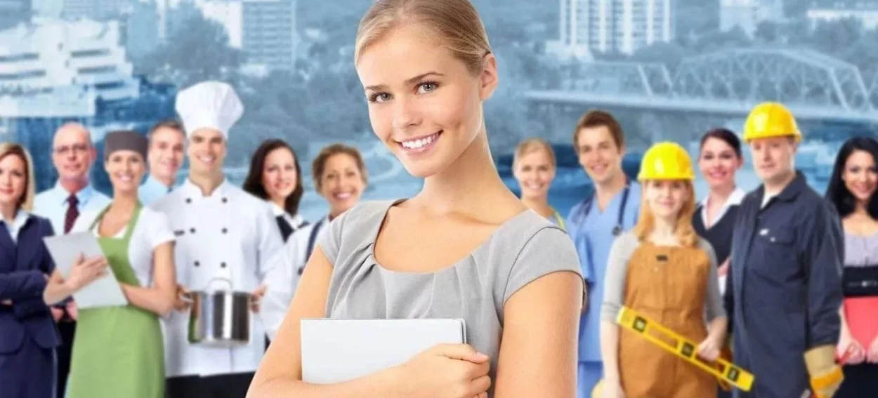 девушка с бумагами улыбается на фоне персонала различных профессий