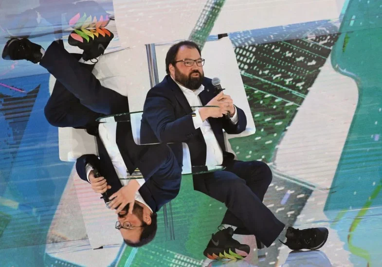 зеркальное изображение мужчины с микрофоном