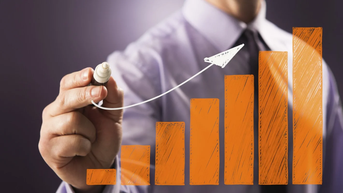 менеджер проводит маркером по диаграмме