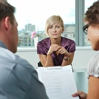 рекрутер мужчина и женщина на собеседовании