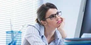 девушка офисный работник в задумчивости