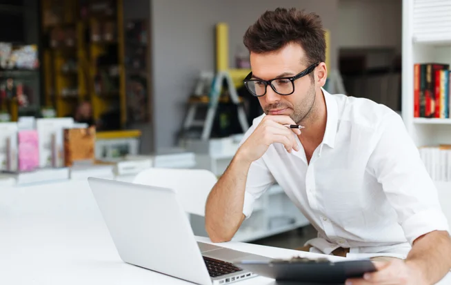 мужчина офисный работник за ноутбуком