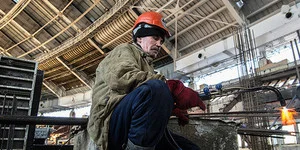 рабочий в спецодежде занят на производстве