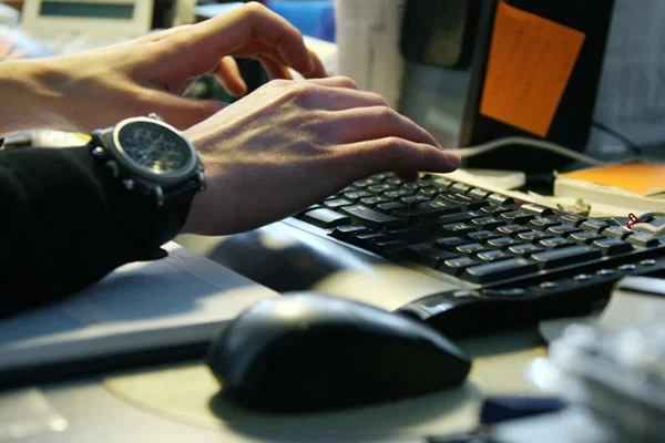 руки человека над клавиатурой компьютера