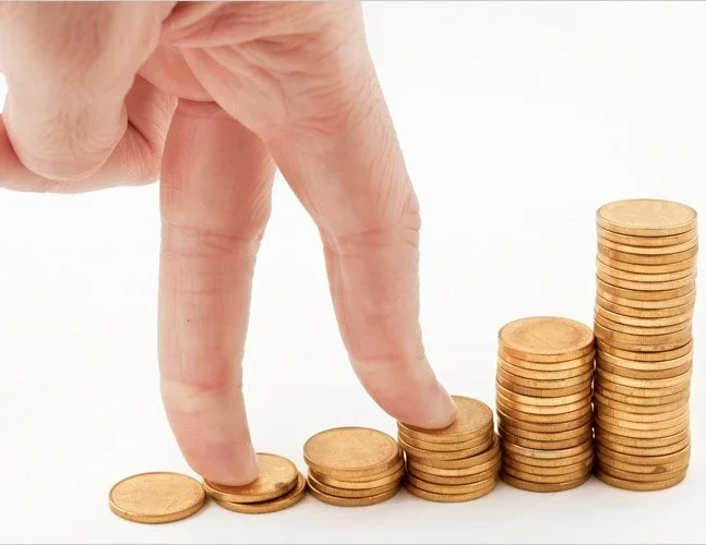 пальцы руки поднимаются по денежной лестнице