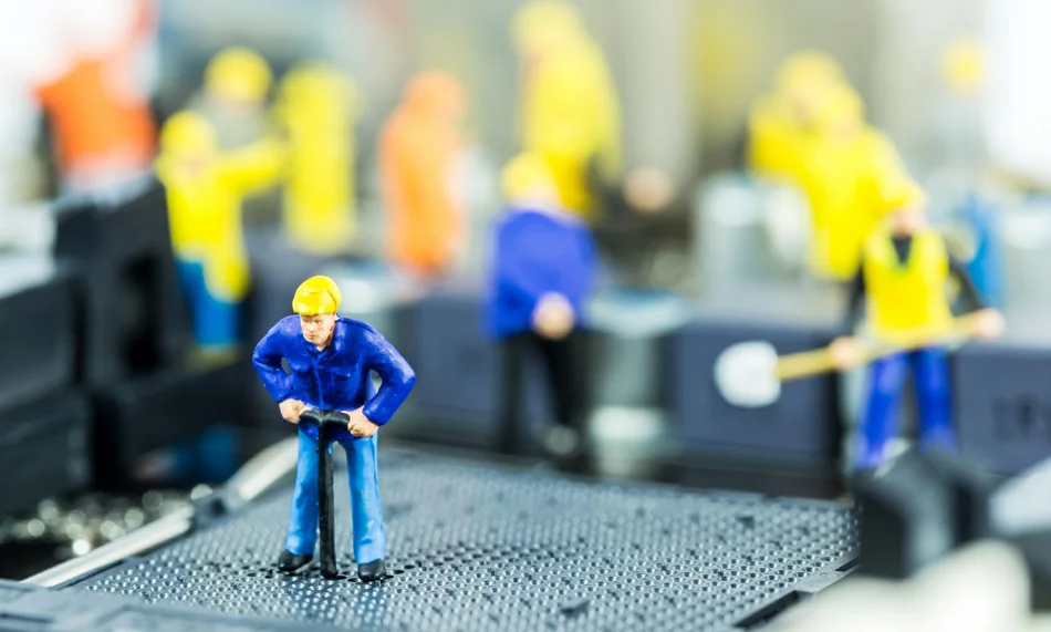 фигурки рабочих занятых на производстве
