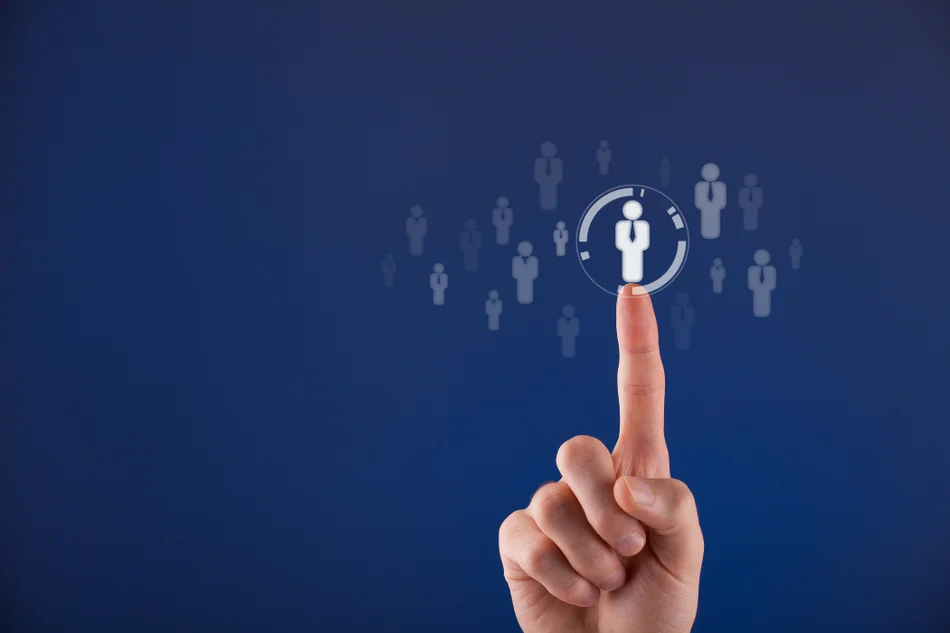 указательный палец указывает на выбор сотрудника