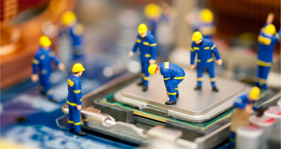 фигурки рабочих расставленные на электронной плате