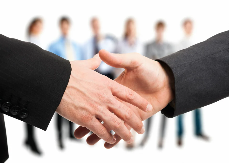 две руки перед рукопожатием на заднем фоне сотрудники