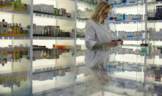 женщина продавец консультант в аптеке