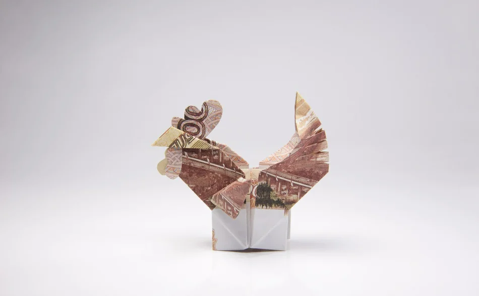 бумажный петушок из пятитысячных купюр