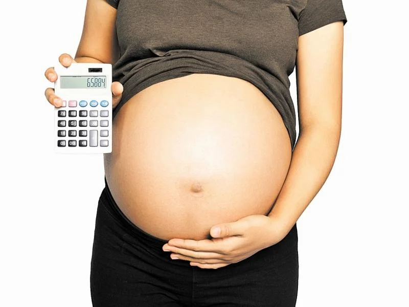 беременная женщина с калькулятором