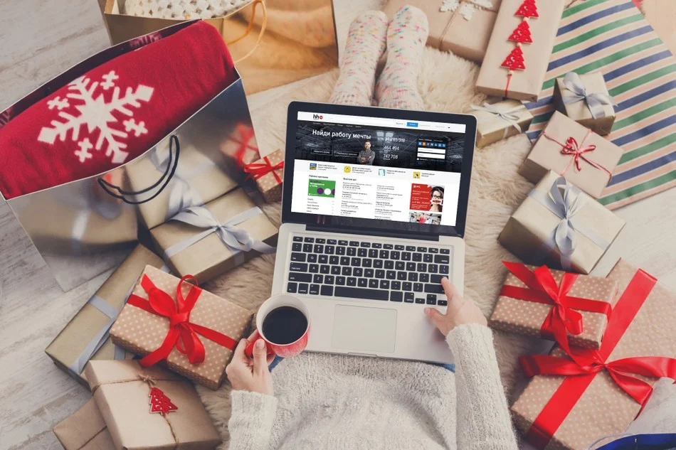 девушка с ноутбуком и чашкой кофе ищет работу своей мечты