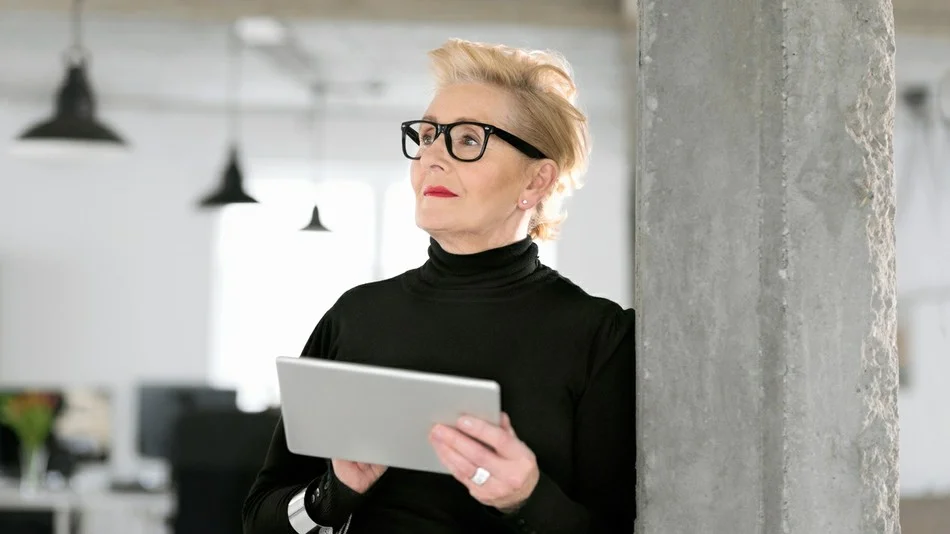 женщина руководитель в офисе с планом работ