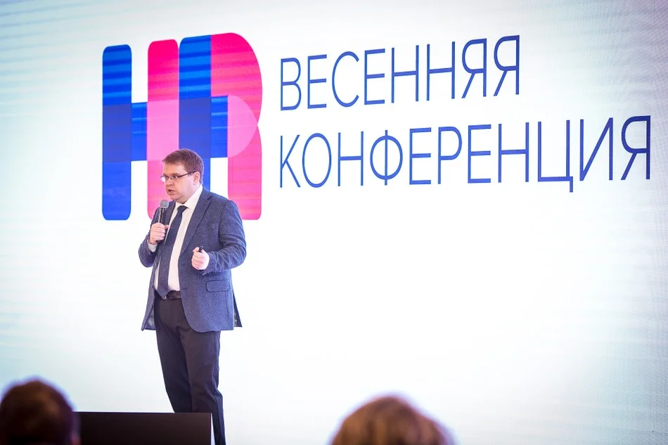 спикер выступает на весенней конференции hh