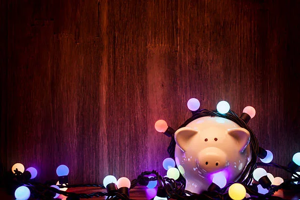 фигурка фарфорового розового поросенка в елочной гирлянде