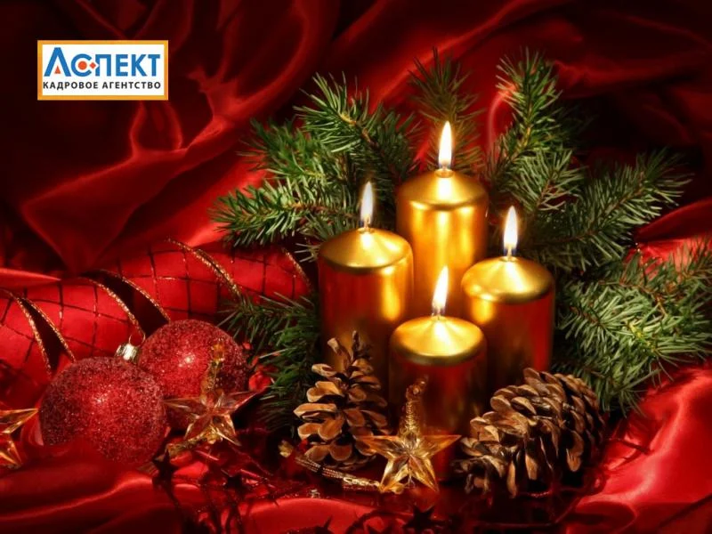 новогодняя открытка с золотыми свечами красными шарами шишками еловыми ветками