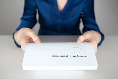 женщина держит на столе документацию