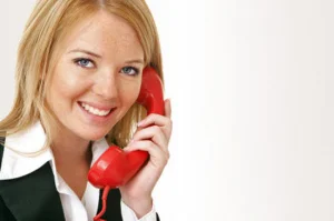 девушка с красной телефонной трубкой