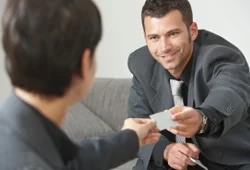 мужчина передает другому мужчине записку