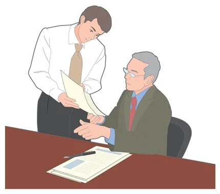 начальник смотрит отчет у подчиненного