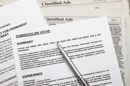 серебристая ручка на листах с письмами