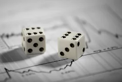 две кости с шестерками на бумаге с графиком