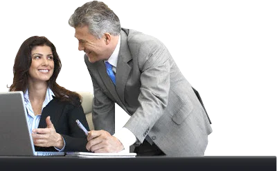 руководитель беседует с подчиненной у рабочего стола с ноутбуком