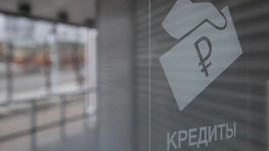 стеклянная офисная стенка с изображением логотипа выдачи кредитов