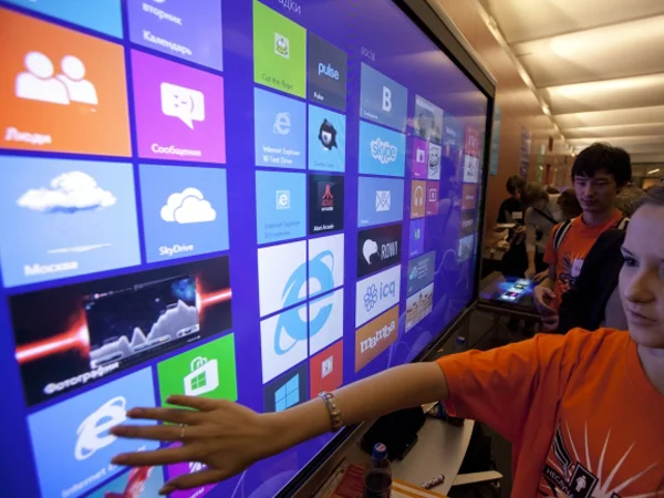 корпоративные социальные сети пользователи у монитора