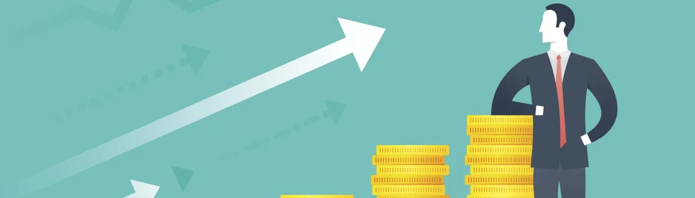 фигурка менеджера опирающегося на стопку из монет и смотрящего на стрелу роста заработных плат