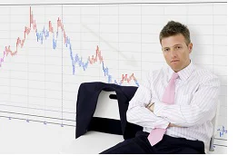 молодой человек офисный сотрудник возле диаграммы