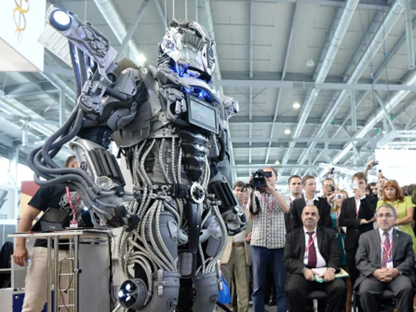 робот в виде фигуры человека на выставке