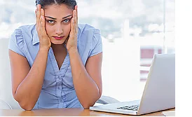 озадаченная девушка возле ноутбука