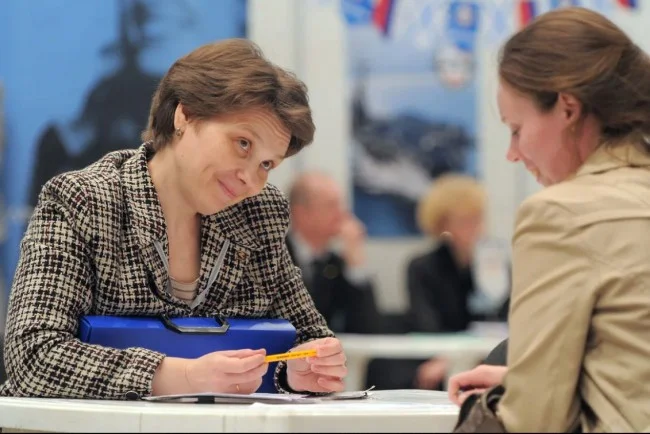 женщина интервьюер многозначительно улыбается