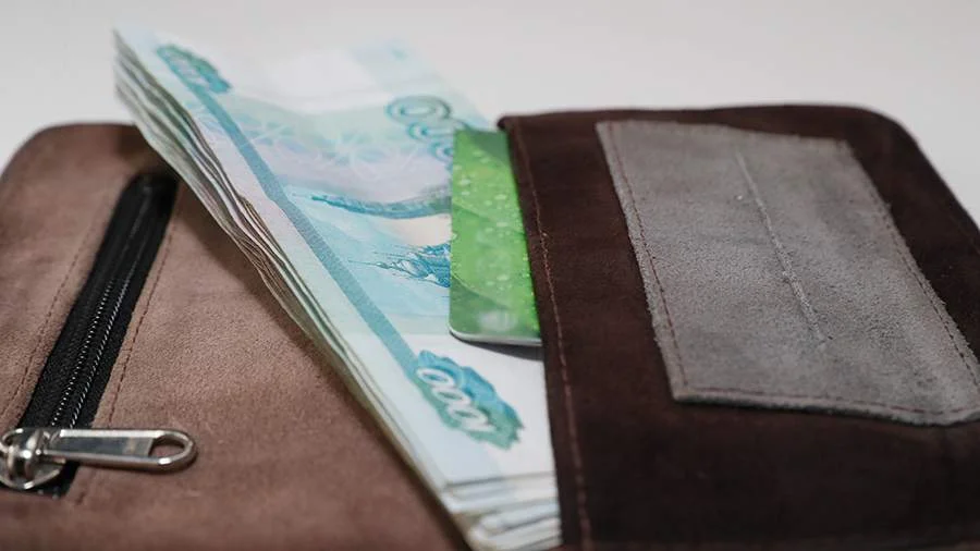 кожанный бумажник с купюрами номиналом 1000 рублей и с банковской картой