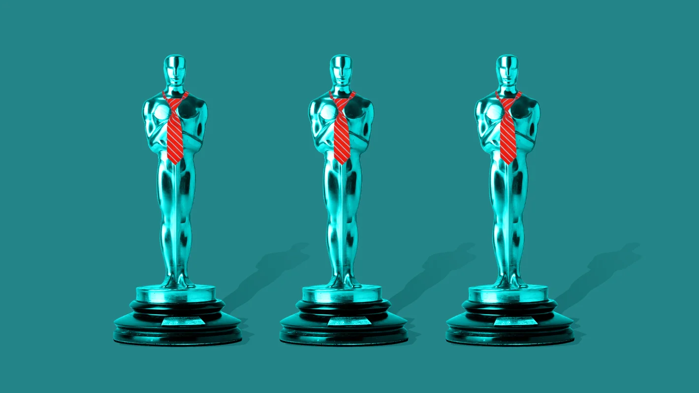 три металлические статуэтки мужчины в галстуках