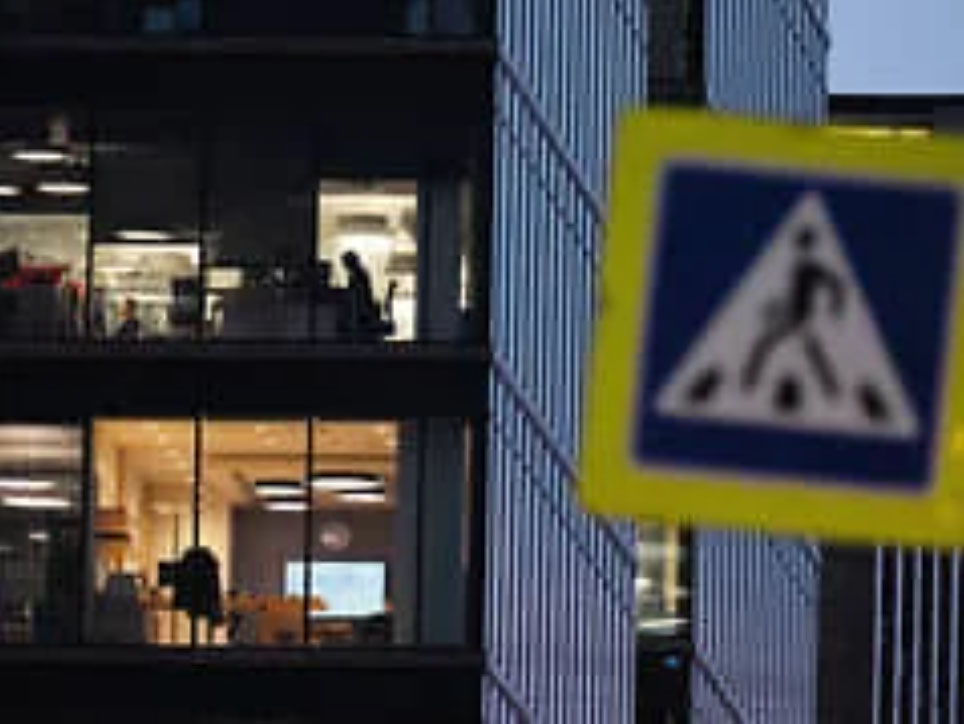 офисное здание с панорамными окнами и сотрудниками