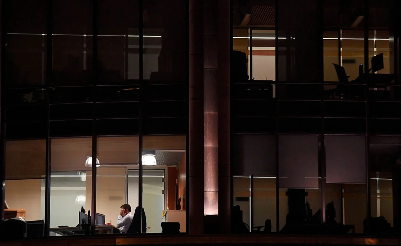 офисный работник задержался на работе