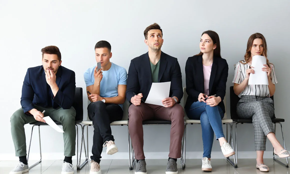 соискатели сидят на стульях в приемной и готовятся к собеседованию