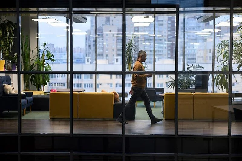 сотрудник компании идет по офису