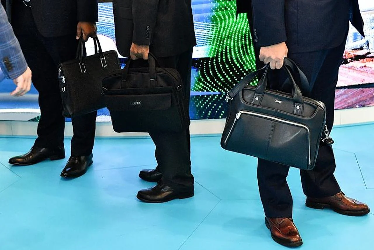 топ менеджеры в костюмах с портфелями без верхней части тела стоят в холле