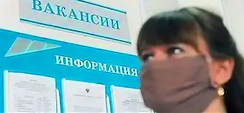 девушка в маске рядом с информационным стендом о вакансиях