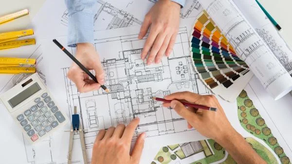 Руки рисуют чертеж помещения