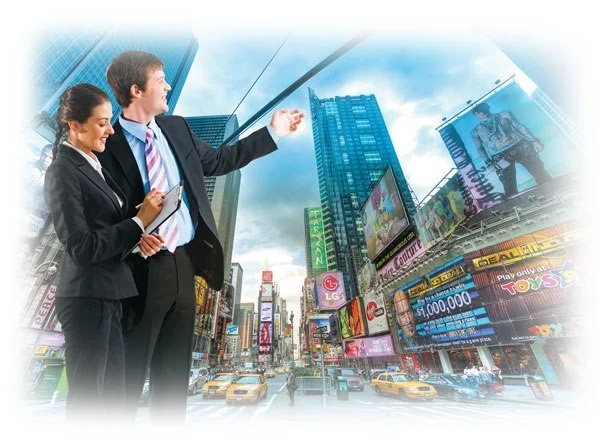 Мужчина инженер-конструктор показывает сотруднице металлоконструкции в городе