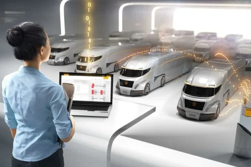 Девушка логист контролирует автомобили с помощью ноутбука