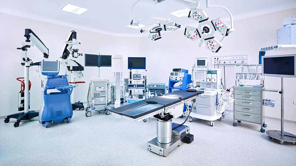 Медицинская мебель в белом помещении